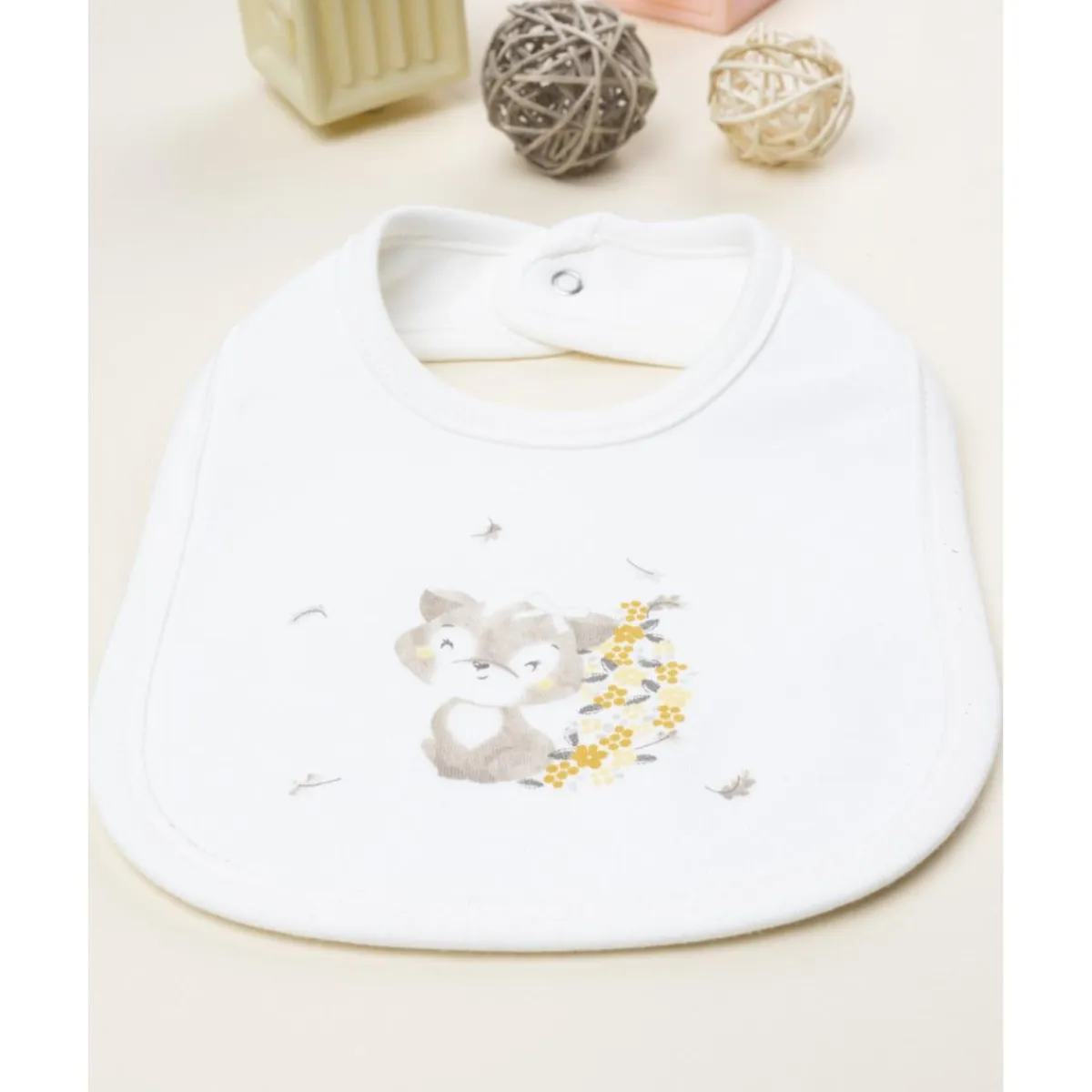 Babero para bebés en color crema con estampado*Prenatal Outlet