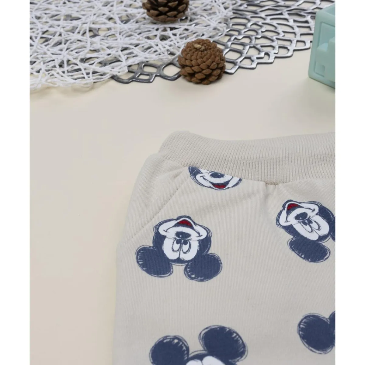 Pantalón beige para niño con estampado de Mickey Mouse*Prenatal Outlet